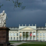 Fridericianum mit Denkmal